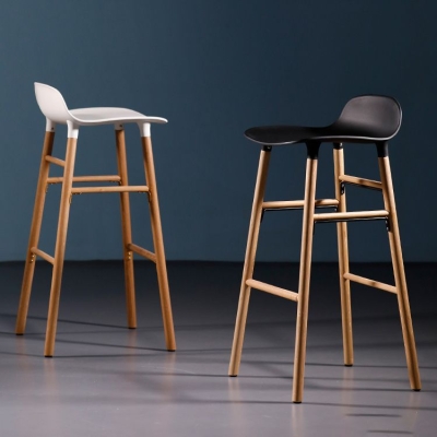 Skandinavischer Barhocker mit Massivholzbeinen, armloser Barhocker aus Kunststoff f&uuml;r das Wohnzimmer