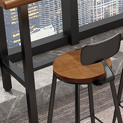 Rechteckiger Kneipentisch im Industriestil mit Holzplatte f&uuml;r die Terrasse