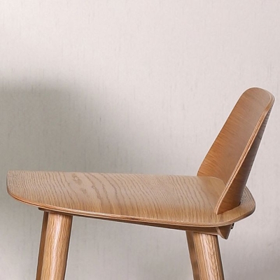 Moderner Barhocker aus Holz mit niedriger R&uuml;ckenlehne und Holzbeinen
