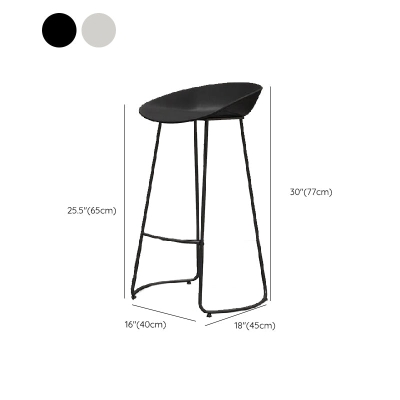 Moderner Hocker mit Fu&szlig;st&uuml;tze und Gegenh&ouml;he f&uuml;r den Innenbereich aus Kunststoff und Metall