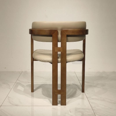 Gepolsterte Esszimmerst&uuml;hle. Zeitgen&ouml;ssische Sessel mit Holzgestell