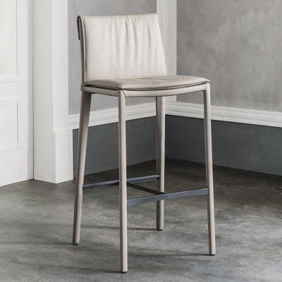 Moderner Barhocker mit niedriger R&uuml;ckenlehne aus PU-Leder und Metallbeinen