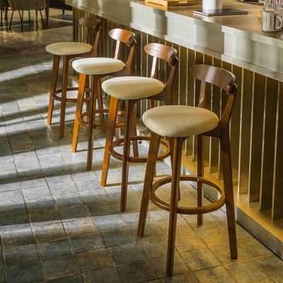 Moderner gepolsterter Barhocker aus Gummibaumholz mit Fu&szlig;st&uuml;tze f&uuml;r den Milk Tea Shop