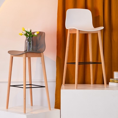 Moderner Barhocker mit niedriger R&uuml;ckenlehne, Fu&szlig;st&uuml;tze aus Kunststoff und Beinen aus Massivholz