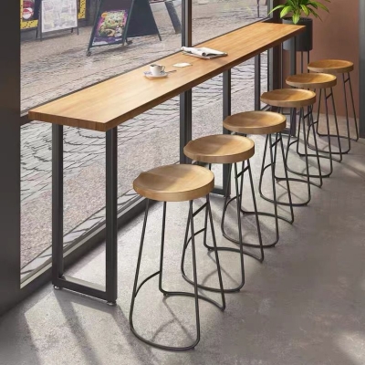 Bar-Esstisch aus braunem Holz. Traditioneller, luxuri&ouml;ser, rechteckiger Bartisch mit Kufengestell