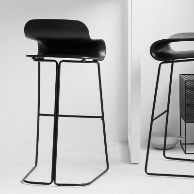 Zeitgen&ouml;ssischer Barhocker aus Kunststoff mit niedriger R&uuml;ckenlehne und Metallgestell f&uuml;r das Wohnzimmer