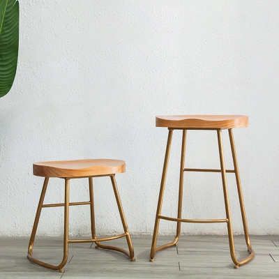 Moderner Esszimmerhocker aus massivem Holz mit Fu&szlig;st&uuml;tze und konturiertem Sitz f&uuml;r den Innenbereich