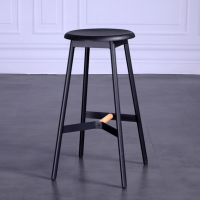 Moderner Barhocker mit rundem Sitz und Metallbeinen f&uuml;r zu Hause