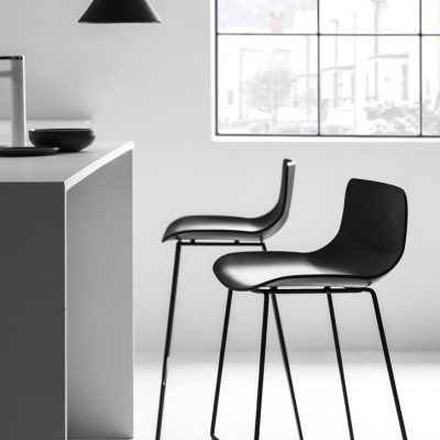 Barhocker mit nordischer R&uuml;ckenlehne und Metallgestell, armloser Kunststoff-Caf&eacute;-Barhocker