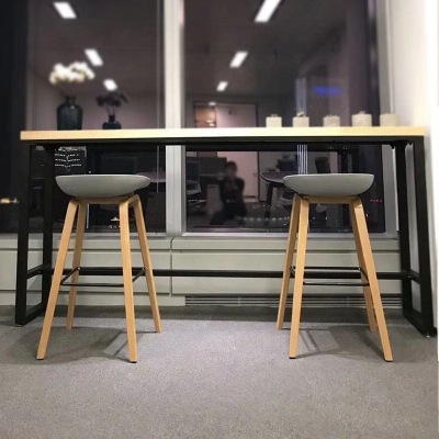 Skandinavischer Thekenhocker aus Kunststoff, armloser Barhocker mit niedriger R&uuml;ckenlehne und Fu&szlig;st&uuml;tze