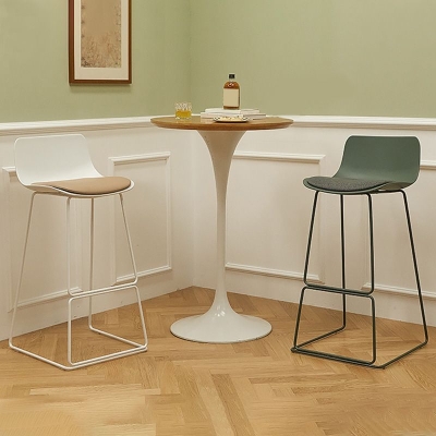 Skandinavischer Barhocker mit niedriger R&uuml;ckenlehne, Kunststoffhocker mit Metallgestell