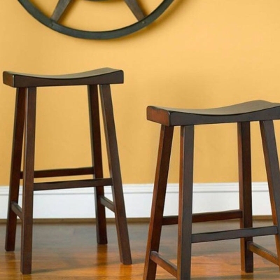 R&uuml;ckenfreier, konturierter Sitz, zeitgen&ouml;ssischer Barhocker aus massivem Holz f&uuml;r das Restaurant
