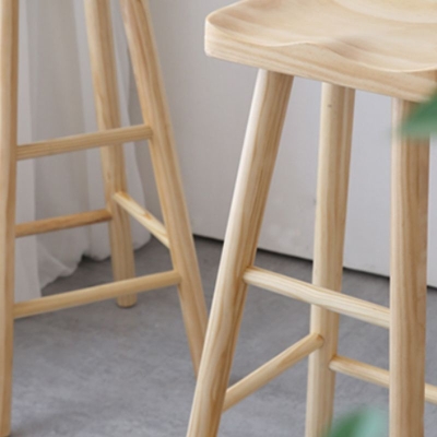 Industrieller, r&uuml;ckenfreier, armloser Barhocker aus Kiefernholz mit Pedal f&uuml;r den Milchteeladen