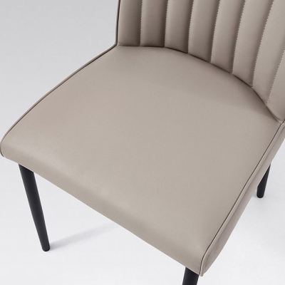 Esszimmerst&uuml;hle aus Kunstleder. Zeitgen&ouml;ssische gepolsterte St&uuml;hle mit Metallgestell