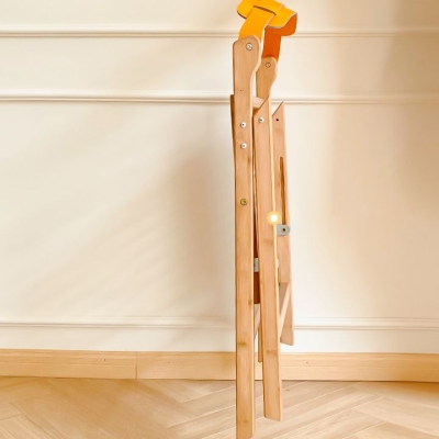 Moderner klappbarer Beistellstuhl aus Holz mit offener R&uuml;ckenlehne f&uuml;r Zuhause