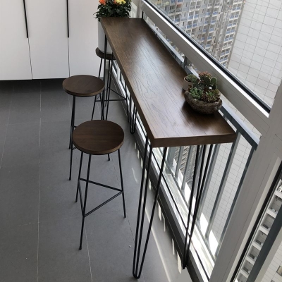 Brauner Bartisch aus massivem Holz, schwarze Beine und Metallsockel