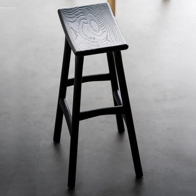 Schwarze armlose Esszimmerhocker, Barhocker aus massivem Holz mit Fu&szlig;st&uuml;tze