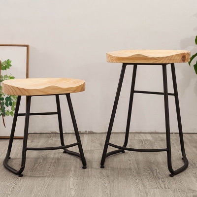 Moderner, r&uuml;ckenfreier, armloser Barhocker aus Eisen mit Sitz und Pedal