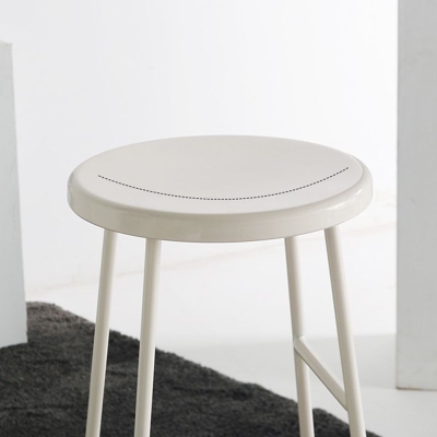Moderner runder Barhocker aus massivem Holz mit Gegenh&ouml;he und Fu&szlig;st&uuml;tze f&uuml;r Caf&eacute;s