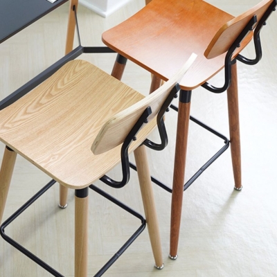 Zeitgen&ouml;ssische Barhocker mit Sattelsitz und niedriger R&uuml;ckenlehne und Metallgestell
