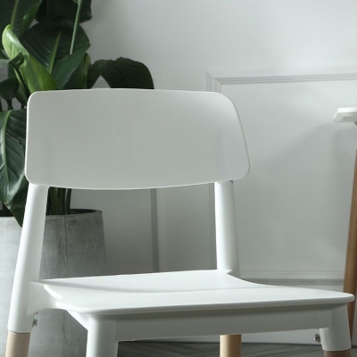 Moderne Esszimmerst&uuml;hle aus Kunststoff mit offener R&uuml;ckenlehne und mattem Finish