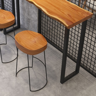 Brauner Bartisch aus massivem Holz, rechteckiger Bartisch mit schwarzem Metallgestell und schwarzem Gestell