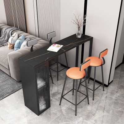 Industrieller Barhocker mit R&uuml;ckenlehne und Barhocker aus Eisen mit Lederkissen und Fu&szlig;st&uuml;tze