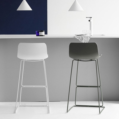 Barhocker mit nordischer R&uuml;ckenlehne und Metallgestell, armloser Kunststoff-Caf&eacute;-Barhocker