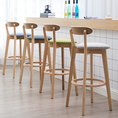 Industrieller Thekenhocker mit R&uuml;ckenlehne, Gummiholz, Caf&eacute;-Barhocker mit Kissen und Pedal