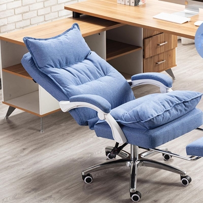 Moderner B&uuml;rostuhl mit Metallgestell und Rollen. Ergonomischer Chef-Arbeitsstuhl mit gepolsterten Armlehnen