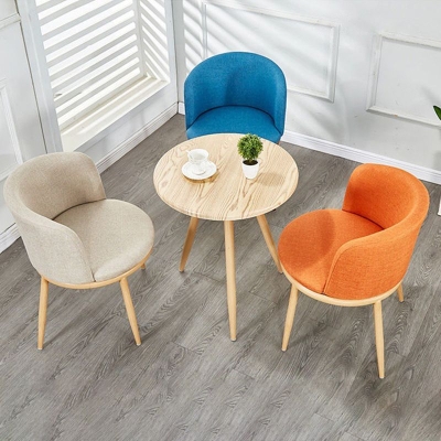 Stoff-Esszimmerstuhl im modernen Stil mit niedriger R&uuml;ckenlehne f&uuml;r das Esszimmer