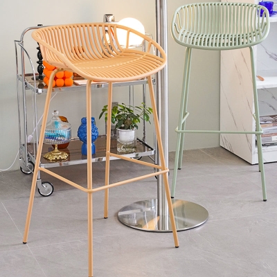 Zeitgen&ouml;ssischer Hocker aus PP-Kunststoff mit konturiertem Sitz und Metallgestell