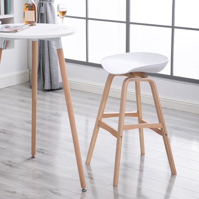 1/3 St&uuml;ck zeitgen&ouml;ssischer runder Thekentisch aus Holz mit hohen Hockern