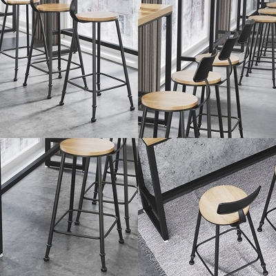 Barhocker im Industriestil mit R&uuml;ckenlehne und schwarzen Metallbeinen
