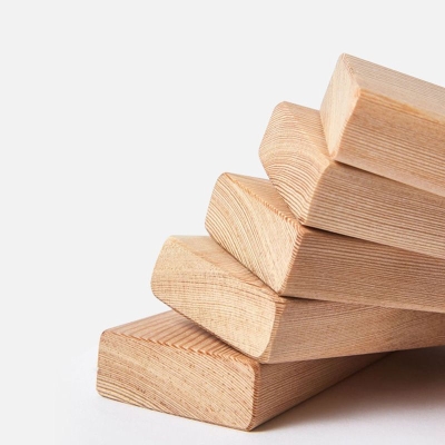 Industrieller Thekenhocker aus Holz, armloser Barhocker mit Kissen