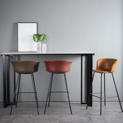 Moderner Barhocker mit niedriger R&uuml;ckenlehne aus Kunstleder f&uuml;r das Esszimmer