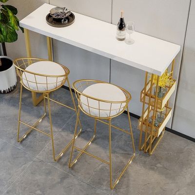 Bartisch mit wei&szlig;er Platte und Aufbewahrungsbasis. Glamour&ouml;ser Pub-Tisch mit goldenem Metallrahmen