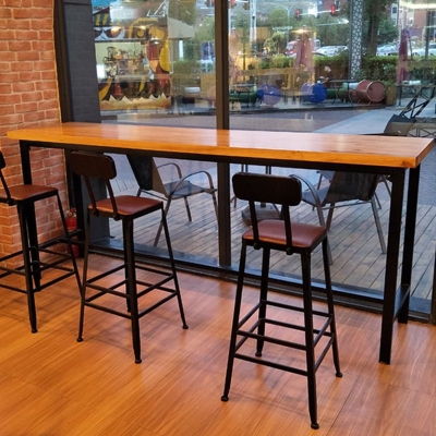 Industrieller Bistrotisch mit Metallrahmen, Tischplatte aus braunem Kiefernholz