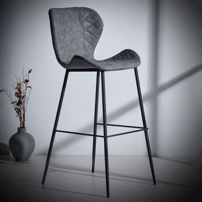 Industrieller Innen-Barhocker, Leder-Fu&szlig;st&uuml;tze, Eimer, schwarze Basis, Bar- und Thekenhocker