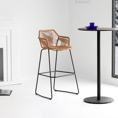 Moderner Barhocker mit Fu&szlig;st&uuml;tze, Kunststoffarmhocker und Metallsockel