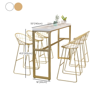 Moderner Bistrotisch in Barh&ouml;he mit Massivholzplatte und goldenem Sockel