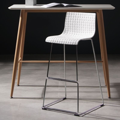 Moderner Barhocker aus Kunststoff mit rechteckigem Sitz und Metallbeinen