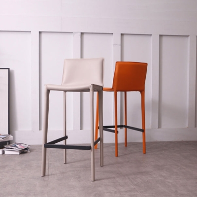 Glamour&ouml;se Innenhocker mit Lederbeinen, Theken- und Barhocker aus Kunstleder mit mattem Finish