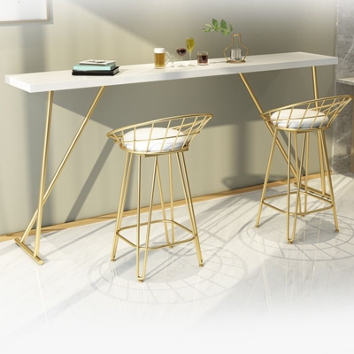 Glamour&ouml;ser Tisch in Barh&ouml;he mit goldenem Untergestell. Bartisch mit 41,3 Zoll hoher Tischplatte