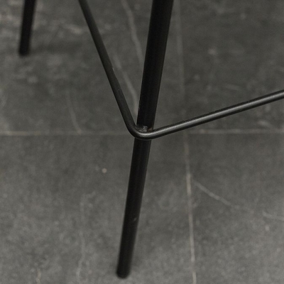 Moderner Thekenhocker aus Kunstleder mit niedriger R&uuml;ckenlehne und Metallbeinen