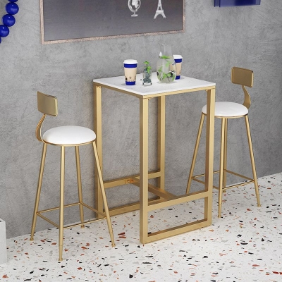 Glamour-Bar-Esstisch mit wei&szlig;er Steinplatte und goldenem Sockel