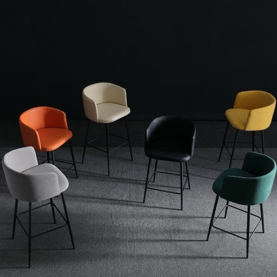 Moderne Barhocker mit Lederr&uuml;ckenlehne f&uuml;r das Esszimmer mit Metallbeinen