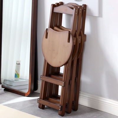 Esszimmerhocker aus massivem Holz. Zeitgen&ouml;ssische klappbare Barhocker mit Fu&szlig;st&uuml;tze
