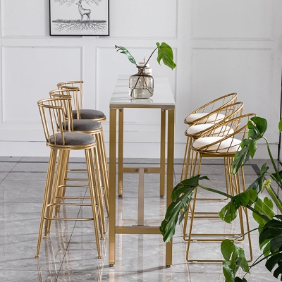 Esszimmerhocker mit goldenem Metallgestell, runde Barhocker mit niedriger R&uuml;ckenlehne und Fu&szlig;st&uuml;tze