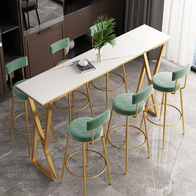 Glamour&ouml;ser Bistrotisch mit goldfarbenem Metallgestell, rechteckiger Stehtisch mit Steinplatte